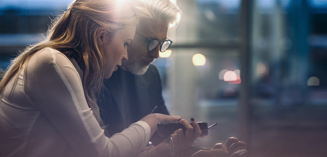 perseonnes-travaillant-comprendre